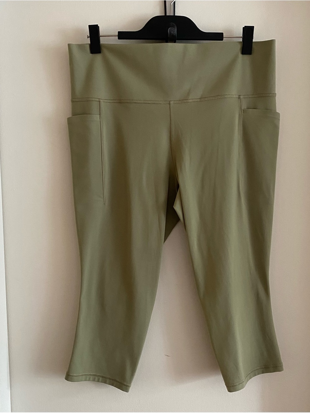 Athleta Salutation stash packet II Capri XL Olive green